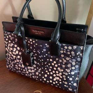 Kate spade polka dot tote bag. Great for everyday use.